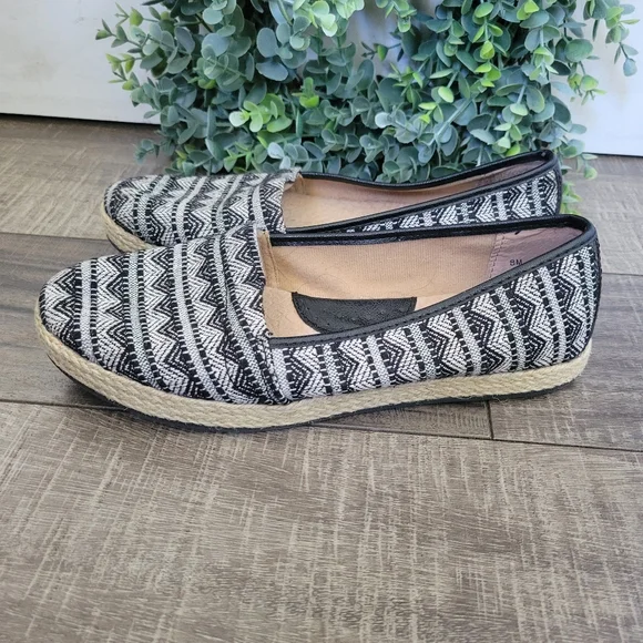 BOC Born Concept Franki Espadrille Flats Aztec Print Black Gray Womens Size 8 - Picture 2 of 9